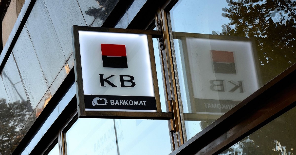 Komerční banka earned 13 billion last year and will share it with shareholders