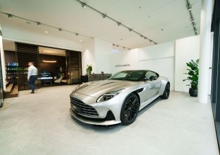 Nový prodejní prostor se nese plně v moderním duchu značky Aston Martin a nabízí možnost komfortního a podrobného seznámení se s novými modely. Vyhrazená plocha slouží k prezentaci dvou vozidel, vybraných vzorníků z pestré nabídky laků karoserií či koženého čalounění a dalších doplňků a služeb.