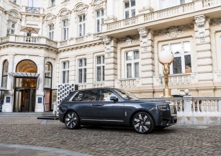 Během oficiální premiéry na Mezinárodním filmovém festivalu v Karlových Varech představili nový Rolls-Royce Cullinan Series II .