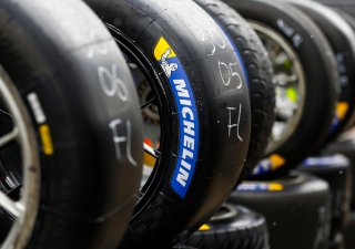 Výrobce pneumatik Michelin kritizuje vysoké daně