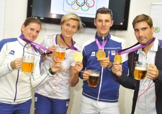 Čeští olympionici Zuzana Hejnová, Barbora Špotáková, Jaroslav Kulhavý a David Svoboda zapíjejí své medaile plzeňským pivem po příjezdu z OH 2012 v Londýně.