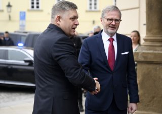 Český předseda vlády Petr Fiala (ODS; vpravo) a slovenský premiér Robert Fico