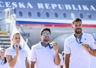 Přílet olympijských medailistů zprava Josefa Dostála, Martina Fuksy a Nikoly Ogrodníkové z Letních Olympijských her v Paříži