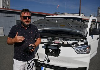 Jednatel ostravské společnosti VelorXtrike Pavel Brída představuje elektrickou novinku - dodávku VXT 902