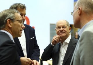 Německý kancléř Olaf Scholz (vpravo uprostřed), německý ministr financí Joerg Kukies (vlevo), generální tajemník Sociálně demokratické strany (SPD) Matthias Miersch (vpravo) a spolupředseda Sociálně demokratické strany (SPD) Lars Klingbeil