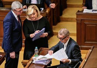 Zleva poslanec Karel Havlíček (ANO), předsedkyně poslaneckého klubu hnutí ANO Alena Schillerová a poslanec a předseda hnutí ANO Andrej Babiš na schůzi Poslanecké sněmovny