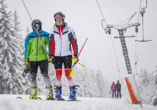 Lyžaři na sjezdovce Anděl ve SkiResortu Černá hora - Pec