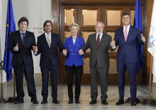 Zleva argentinský prezident Javier Milei, uruguajský prezident Luis Lacalle Pou, šéfka Evropské komise Ursula von der Leyenová, brazilský prezident Luiz Inacio Lula da Silva a paraguajský prezident Santiago Pena