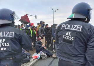 Proti sjezdu AfD demonstrují tisíce lidí, zabránili jeho včasnému začátku