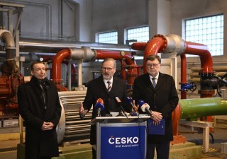 Zleva premiér Petr Fiala a ministr financí Zbyněk Stanjura (oba ODS) navštívili Centrální tankoviště ropy v Nelahozevsi