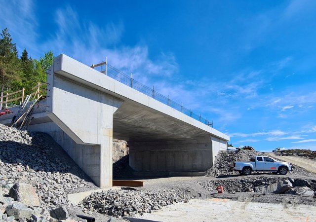 Stavba mostní konstrukce na norském pobřeží