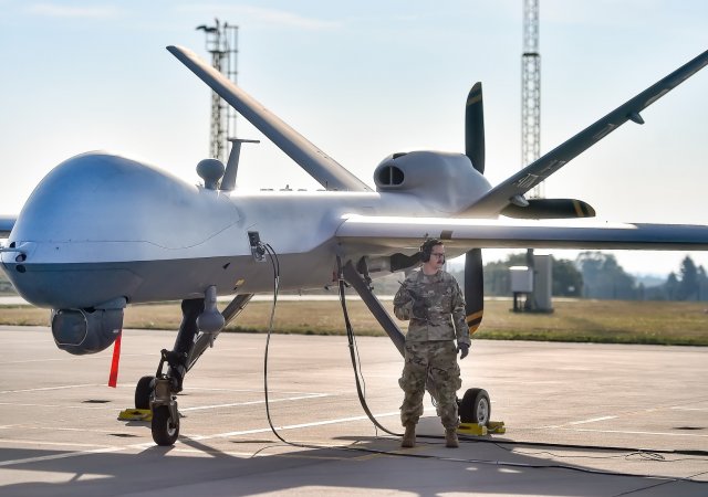 Ruský bojový letoun Su-27 zasáhl vrtuli amerického průzkumného dronu Reaper (na snímku), uvedla americká armáda. Dron se zřítil do Černého moře.