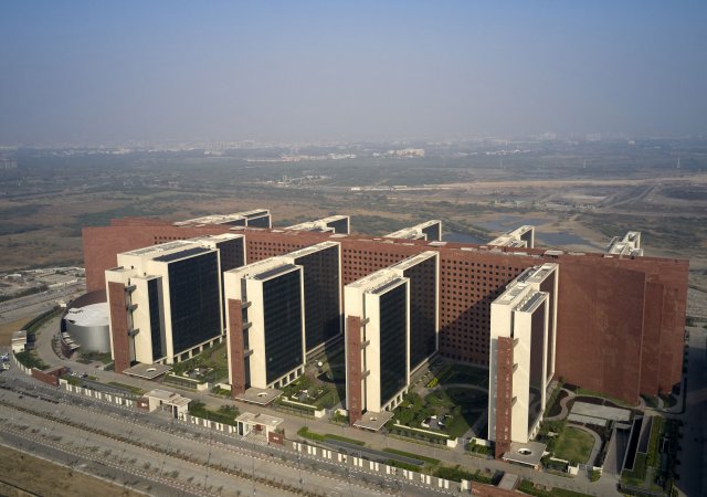 Větší než Pentagon. V Indii dokončili „království diamantů“, pojme několik desítek tisíc zaměstnanců. Na snímku budova Surat Diamond Bourse.