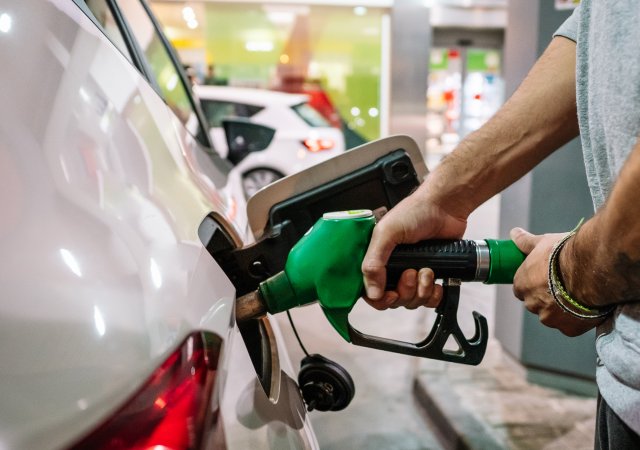 Benzin je v Česku nejlevnější za poslední roky