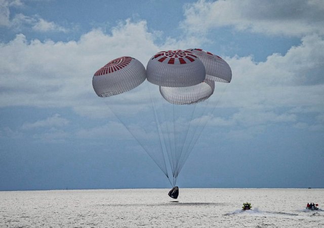 Kapsle SpaceX se spustila do oceánu těsně před západem slunce.