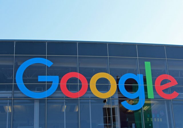 Americké technologické společnosti Alphabet, která je majitelem internetového vyhledávače Google, klesl v prvním čtvrtletí čistý zisk na 15,05 miliardy dolarů.