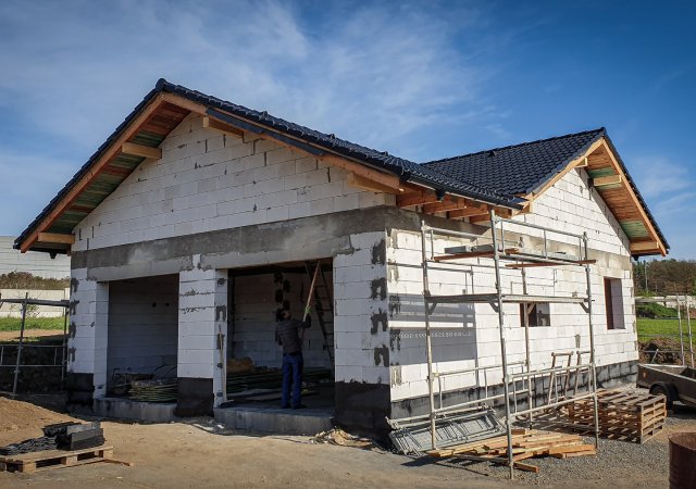 Hypoteční trh se rozhýbal, průměrná hypoteční sazba klesla na 5,6 procenta