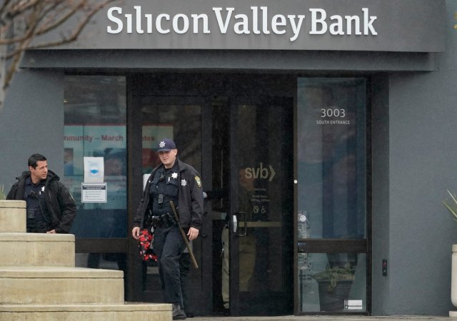 Policisté opouštějí krachující Silicon Valley Bank v Santa Clara v americké Kalifornii, pátek 10. března 2023