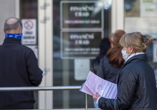 Pokles příjmů z daní je v ČR v rámci zemí EU zcela nejvyšší, upozorňuje studie Národní rozpočtové rady.