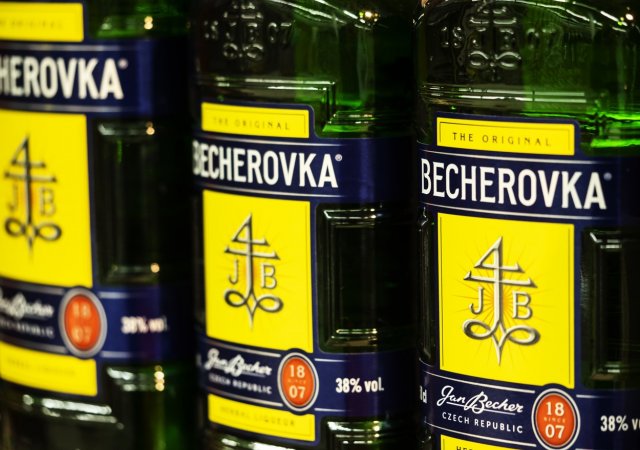 Polská skupina Maspex kupuje od francouzské společnosti Pernod Ricard českou likérku Jan Becher - Karlovarská Becherovka (JBKB)