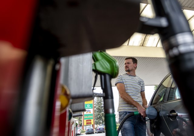 Lukáš Kovanda: Řidičům hrozí výrazné zdražení pohonných hmot, až o pět korun na litr. Riziko umocňuje včerejší rozhodnutí amerického Fedu