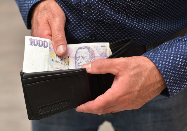Uspořit nejvýše 1000 korun měsíčně dokáže v ČR 27 procent lidí
