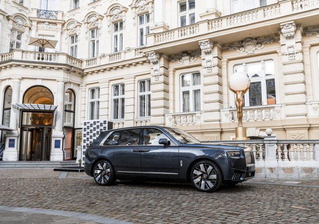 Během oficiální premiéry na Mezinárodním filmovém festivalu v Karlových Varech představili nový Rolls-Royce Cullinan Series II .