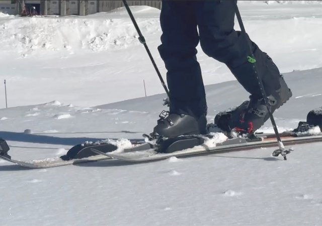 Systém sleduje polohu každé lyže a její aktuální zatížení a podle toho upravuje práci motorů.