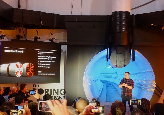 Elon Musk při jedné z akcí své dopravně-stavební společnosti Boring Company.