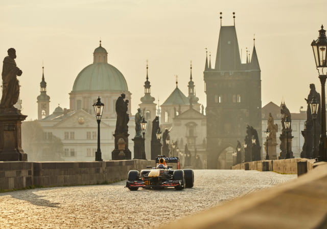 Formule projíždějící přes Karlův most se objevila v reklamním spotu společnosti RedBull.