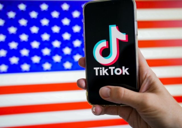 Americké ministerstvo obchodu bude čínské aplikace typu TikTok, které by mohly mít vliv na národní bezpečnost, monitorovat. USA je už ale nezakazují.