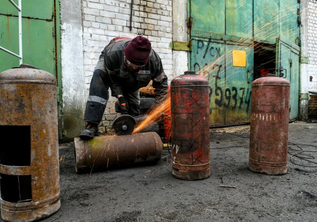 Na Ukrajině v létě vyrábějí co nejvíce kamen, aby lidem pomohly přežít válečnou zimu