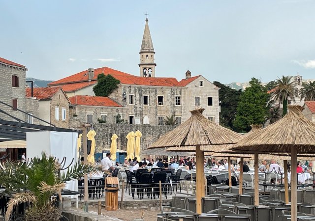 Budva v Černé Hoře je oblíbenou přímořskou destinací.