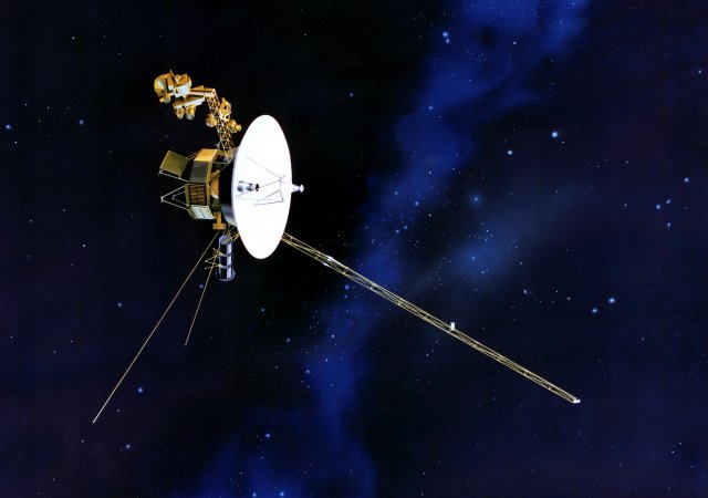 Americká kosmická sonda Voyager 1 opustila naši Sluneční soustavu a míří do mezihvězdného prostoru. Nyní je od Země vzdálena asi 25 miliard kilometrů, a je tak nejvzdálenějším lidmi vytvořeným objektem. Je příkladem zařízení, kterému se může hodit americiová baterie.