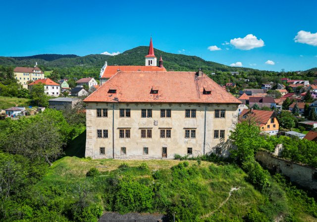 Zámek Žítenice je na prodej.