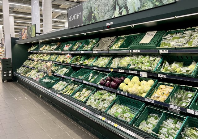 Zeleninová krize v Británii zažehnána. Regály opět praskají ve švech. A zboží stojí míň než v Česku.