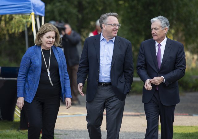 Členové Fedu Esther Georgeová, John Williams a Jerome Powell na zasedání v Jackson Hole v roce 2018
