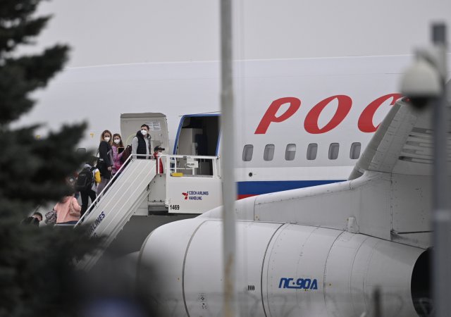 Vyhoštění ruští diplomaté z ČR odlétají zpět do Moskvy.
