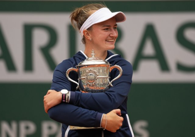 Tenistka Barbora Krejčíková získala na Roland Garros 39 milionů korun, v žebříčku letošních výher z turnajů je první.