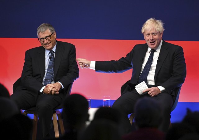 Boris Johnson a Bill Gates