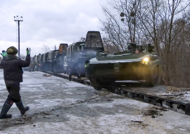 Ruské tanky po příjezdu do Běloruska.