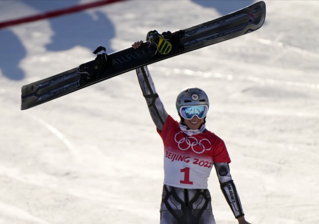 Ester Ledecká se raduje z olympijského zlata ve snowboardu na ZOH v Pekingu. Mimo jiné jí to vynese 2,4 milionu korun jako odměna od státu.