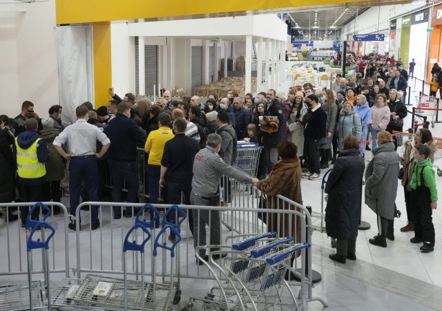 Ikea v Petrohradu, lidé čekají ve frontě