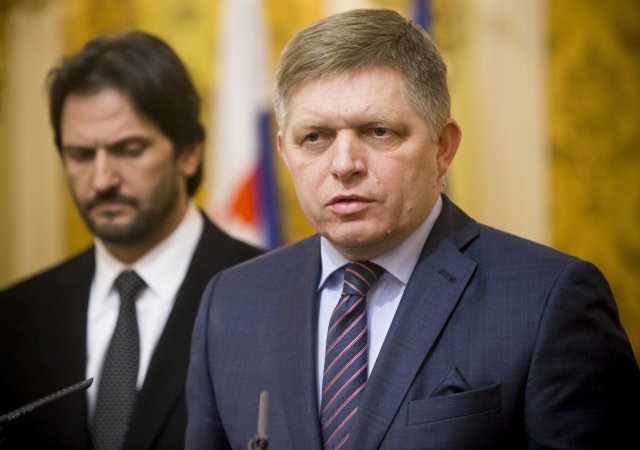 Robert Fico a Robert Kaliňák (v pozadí)