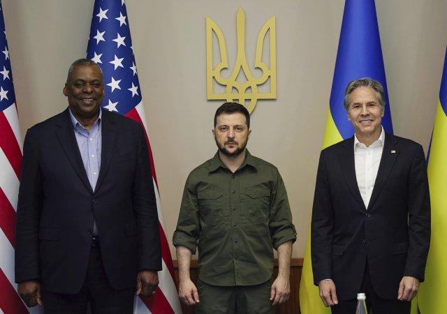 Americký ministr zahraničí Antony Blinken (vpravo) při návštěvě Kyjeva. Na snímku s ukrajinským prezidentem  Volodymyrem Zelenským (uprostřed) a ministrem obrany USA Lloydem Austinem.