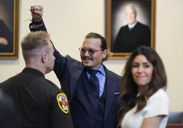 Johnny Depp vyhrál spor s exmanželkou. Heardová mu zaplatí 15 milionů dolarů