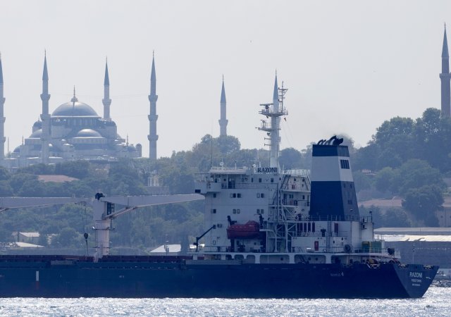 Loď Razoni s ukrajinským obilím proplouvá Bosporskou úžinou v Instanbulu. Její náklad ale příjemce z Libanonu odmítl.