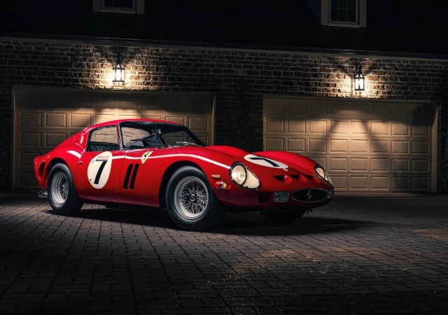Ferrari 330 LM/250 GTO Scaglietti z roku 1962 se prodalo za astronomických 42 milionů liber
