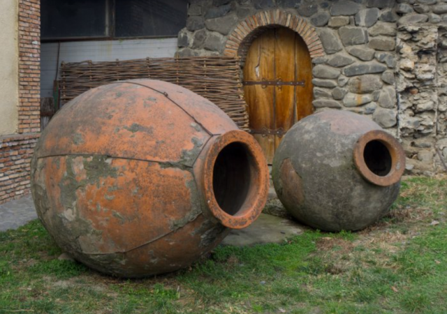 Víno z Gruzie je skrytý poklad. Dlouhé měsíce zraje v hliněných amforách (zvaných kvevri) zakopané v zemi