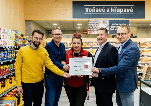 Červnový vítěz soutěže Visa Czech Top Shop, prodejna Penny ve Ždírci nad Sázavou, už má svoji plaketu.